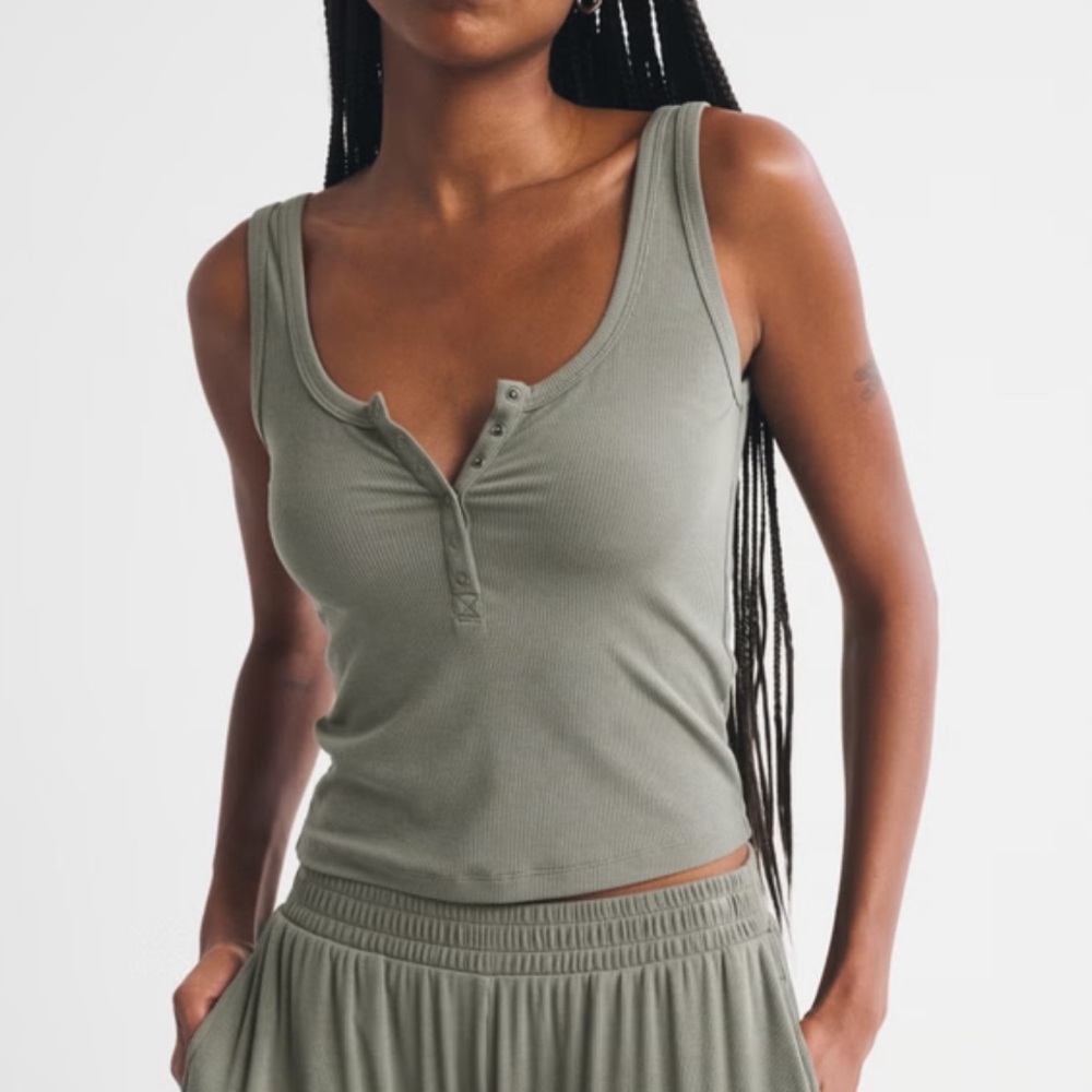 Abercrombie & Fitch Ribbed Sage Green Sleeveless Henley Tank Top - Picture 3 of 12